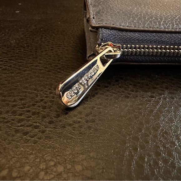 Michael Kors Jet Set Zip Wallet - Picture 5 of 11